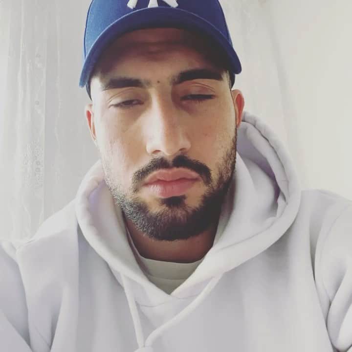 エムレ・カンのインスタグラム：「Hallo Deutschland,  der Fußball steht momentan still -  die Gesundheit der Menschen und die Eindämmerung des Virus steht über allem. Wir sehen aber, das einige von euch nicht stillstehen, nicht stillstehen dürfen. Wir sehen euren Einsatz und das Engagement da draußen. Wir sehen, wie ihr euch gegenseitig unterstützt, Euch gegenseitig helft. In den Krankenhäusern den Altenheimen, in den Supermärkten und den Treppenhäusern, von Nachbar zu Nachbar. Das ist großartig! 🙏🏽 Nie war Solidarität wichtiger als heute!!! Wir als Mannschaft wollen unseren Teil dazu beitragen und haben uns entschieden 2,5 Mio. Euro als Sorforthilfe zur Verfügung zu stellen. Jede Geste, jede Hilfe zählt. Wir alle sind mehr gefordert denn je. Bleibt gesund und passt auf Euch auf!  Eure Mannschaft #stayathome #socialdistancing #weCan #dfb_team #wirhelfen.eu」