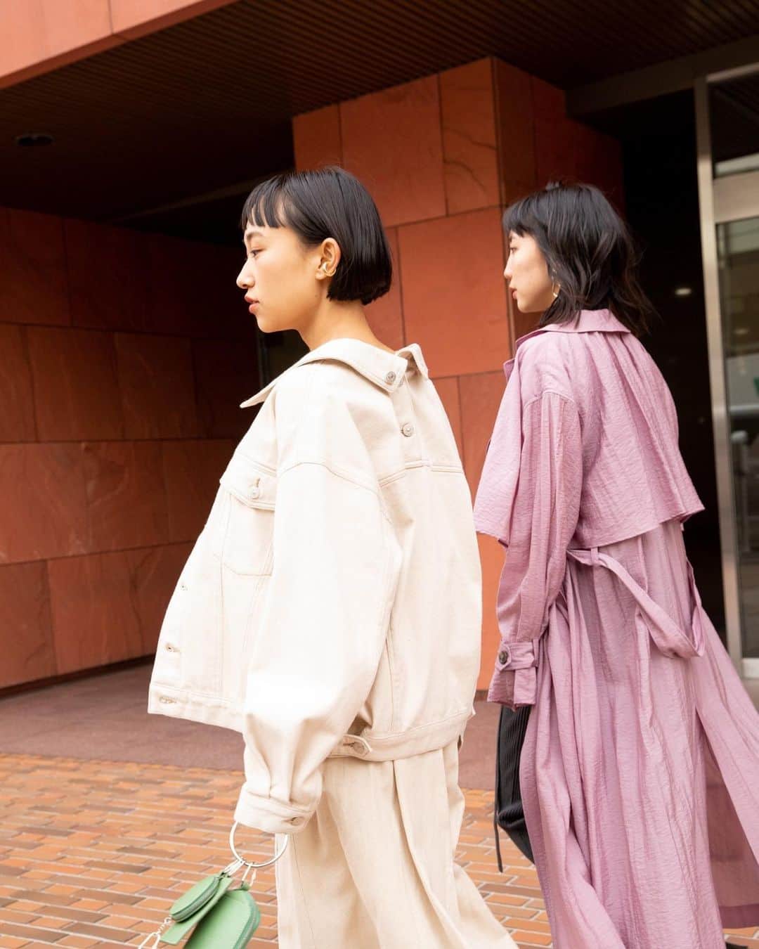 近野莉菜のインスタグラム：「STYLE SNAP☺︎ LEFT : Jacket 14,000yen+tax Dress 15,000yen+tax Ear cuff 3,800yen+tax  Charm pouch 8,100yen+tax Shoes 12,500yen+tax . RIGHT : Coat 19,000yen+tax Tops with pants 12,500yen+tax Bag 8,000yen+tax Shoes 10,500yen+tax  #SNIDEL #スナイデル @snidel_official_snap  @marshmallow_presscat」