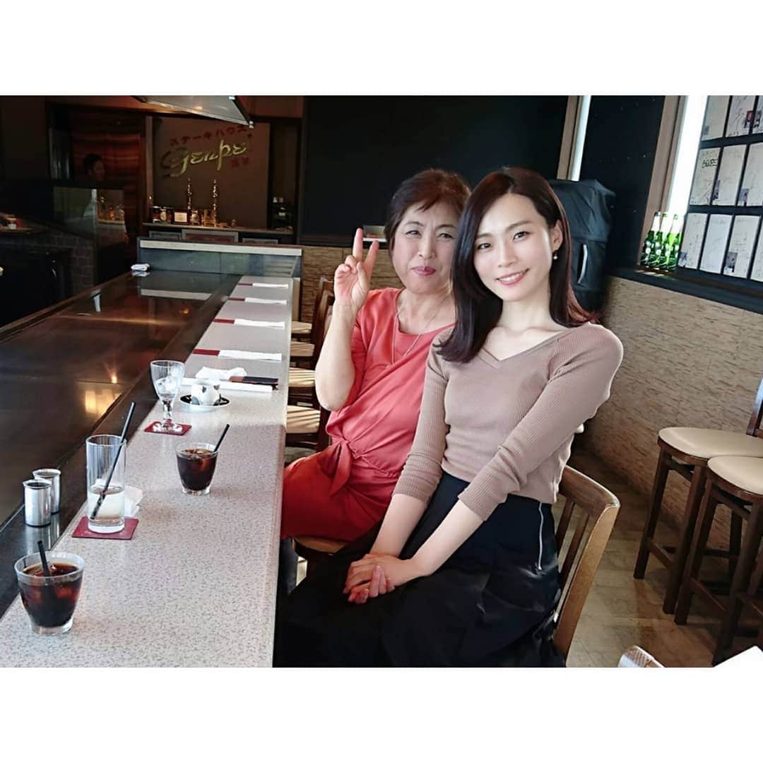 本田珠規のインスタグラム：「母と📸 . . 最近、神戸帰れてないな😞 . 騒ぎが落ち着いたらちょっとだけでも、 神戸帰りたいな♡ . . 母は、私顔大きいから～！って言って 写真の時、私の一歩後ろにさがる😂(笑) #神戸#兵庫県 #母と娘#お母さん #この写真は淡路島 #本田珠規」