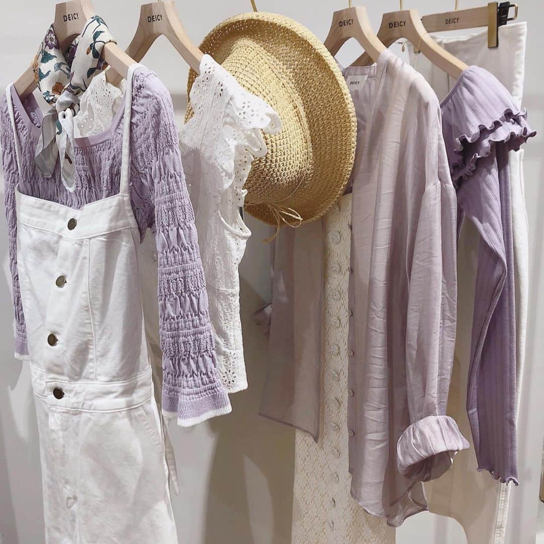 デイシーさんのインスタグラム写真 - (デイシーInstagram)「♡ lavender×white ♡ . 池袋店オススメのラベンダーのアイテム❤︎ ホワイトと合わせてフェミニンな印象に...🕊 . . #deicy #mecoutere #deicyikebukuro #fashion #spring #2020ss  #skirt #blouse #white  #lavender #purple #newarrival #デイシー #ミークチュール #パルコ #春服 #新作 #ホワイト #ラベンダー #パープル #サロペット #デニム #ワンピース」3月18日 21時47分 - deicy_official