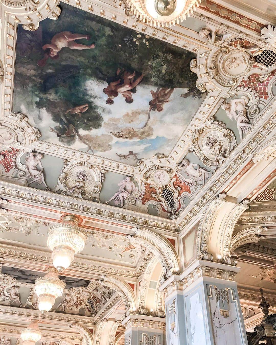 のインスタグラム：「#newyorkcafebudapest 🍽💜 空間が素敵。うっとりしました。いつかこのホテルにも泊まってみたいなぁ。レストランですが、予約しないとまぁ並びます。場合によっては予約しても待ってそうだったので(笑)、行く際はぜひ事前に予約してくださいね！ .  #Hungary #hungary🇭🇺 #hungary_gram #budapest🇭🇺 #budapest #ハンガリー #ハンガリー旅行 #ブダペスト #ブダペスト旅行 #travel #travelgram #旅スタグラム」