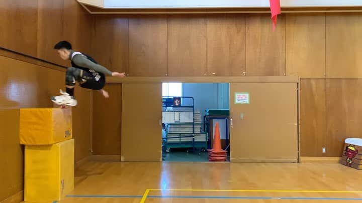 のインスタグラム：「I believe i can fly. もっと飛べるように日々飛ぶしかないね。  #jump #bunny #boxjump #basketball #workout #nike #question #answer #japan」