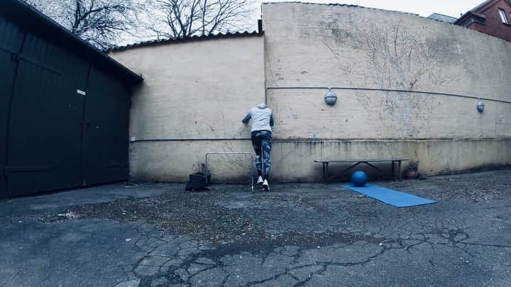 マチルドU・クラマーのインスタグラム：「1K, hamstring prehab and hurdles/mobility drills in our yard for todays warm up. . . 👉🏻To finnish of the session a little circuit training:  4 rounds | 11 exercises | 30s work / 20s rest. . #staysafe ❤️ #hometraining #stayathome #blivhjemme #hjemmetræning #mindsksmitten #corona #training」