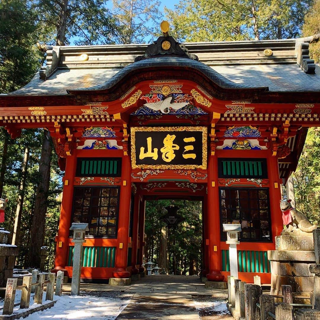 沢口千恵のインスタグラム：「三峯神社に行ってきました。  お詣りのときは境内に 他の参拝のかたは 誰もいらっしゃらず とても澄んだご神気を浴びて 贅沢に帰ってきました。  感じることも発見もおおく その情報をまだ整理出来てないけれど ここ数日で深呼吸しながら 綺麗にしたいな。  茶屋ではなめこ汁。  美味しかった！  なめこの濃縮した味に痺れ 静けさと涼やかさに心打たれた 12時間の小さな旅でした。  #三峯神社」