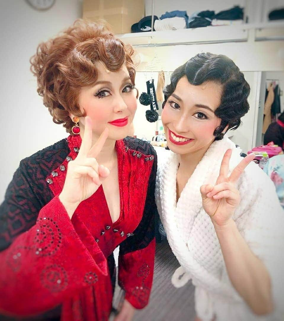 堀内敬子さんのインスタグラム写真 - (堀内敬子Instagram)「アナスタシアの仲間。  後藤いずみさん。  イギリスに留学して、そこから劇団四季に入られたそうです。  パリのアメリカ人にも出演していました。 回転木馬や、ハロードーリー 数々のミュージカルにも出演。  アナスタシアのバレエシーンの、3羽の白鳥では、センターにおります🙆  とても優雅に踊ってくれています❗  こんなにバレエの基礎がありながら、歌も、台詞もやってくれるのだもの。 すごいよねー！  私のリリーの姿もパチリ！  アナスタシアも20日から、再開させていただきます。  まだ初日を迎えていない、相葉くんと、内海くんのディミトリがおります。  アナスタシアカンパニー みんなで力を合わせてがんばります。  #anastasia  #後藤いずみ  #アナスタシア」3月18日 22時10分 - horiuchi_keiko