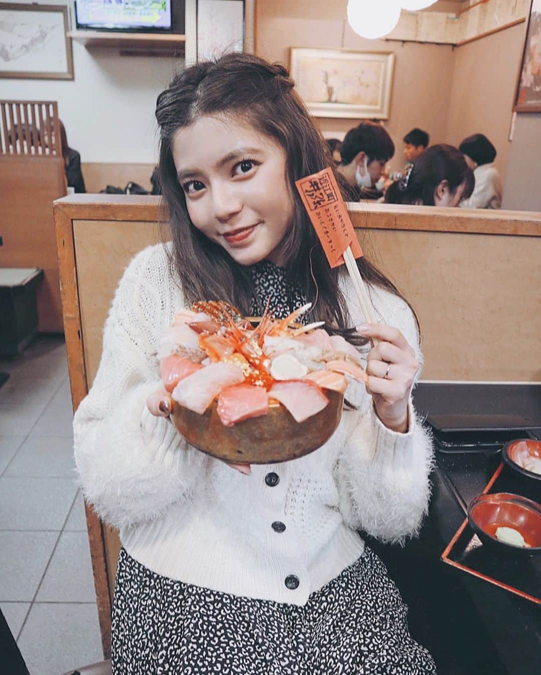 畑有里紗さんのインスタグラム写真 - (畑有里紗Instagram)「近江町市場で食べた この海鮮丼がさいっっこうに!!! 美味しかった🥺👍💕💕 . 3枚目は一眼で撮ったので特に見てほしい！笑 海鮮が新鮮で美味しいのは知ってたけど これほど美味しいのか〜〜〜〜〜！！と本当に心を奪われました♡ どの魚もめっちゃ新鮮で臭みも全くない＆ 程よく脂が乗ってて とりあえず美味しすぎた🙏✨✨ とろけた〜〜〜🤤♡ . 私たちは"上ちらし近江町"っていう メニューにしました！ 金沢に行くことがあれば是非🤗 . . #金沢旅行#近江町市場#海鮮丼#井ノ弥#海鮮丼ランチ#金沢グルメ#石川県グルメ#ariifood#石川旅行#旅行#絶品グルメ#近江町市場海鮮丼#金沢ランチ#ランチ」3月18日 22時11分 - arii_m36