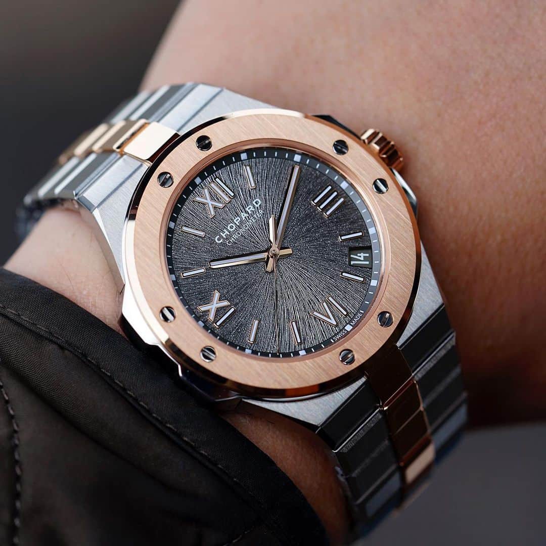 Daily Watchさんのインスタグラム写真 - (Daily WatchInstagram)「My favorite two-tone watch. The 41mm @Chopard Alpine Eagle. A reinterpretation of their first-ever sport watch from 1980 called St. Moritz #ChopardAlpineEagle」3月18日 22時08分 - dailywatch