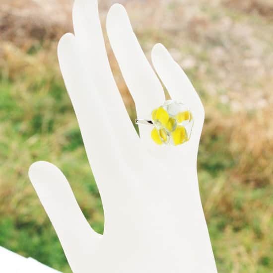 comb de shioさんのインスタグラム写真 - (comb de shioInstagram)「お花シリーズ・ガラスリング「YELLOW FLOWERS」｜箱付﻿ ﻿ 手元を見る度に、ほっこり幸せになる指輪です。﻿ ﻿ オンラインショップ掲載中です。﻿ 商品写真内のタグからリンクしています。﻿ ﻿ #コムデシオガラス ﻿ #コムデシオ ﻿ #conbdeshio﻿ #earrings #glassesrrings #japanesecraft #pinkfashion  #ガラスアクセサリー #ハンドメイドアクセサリー #ガラスピアス #ガラス作家 #1点ものアクセサリー #madeinjapan #handmade #cherryblossomearrings #母の日プレゼント  #ガラスの指輪 #ガラスリング」3月18日 22時09分 - comb_de_shio