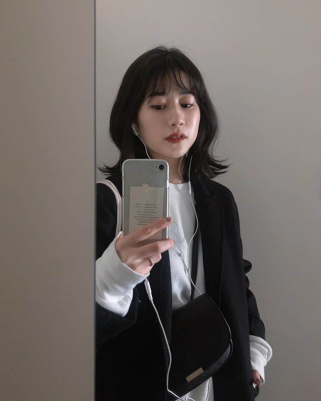 _shioriogawa_のインスタグラム：「おかえり髪色、はやかったな😏🖤 地毛の黒じゃなくてちょっとくすんだ絶妙な色味がいい感じ🐃◎ ㅤㅤㅤㅤㅤㅤㅤㅤㅤㅤㅤㅤㅤ ㅤㅤㅤㅤㅤㅤㅤㅤㅤㅤㅤㅤㅤ ㅤㅤㅤㅤㅤㅤㅤㅤㅤㅤㅤㅤㅤ #ヘアカラー #暗髪 #暗髪カラー #黒髪 #ミディアムヘア #メイク #コスメ #スキンケア」