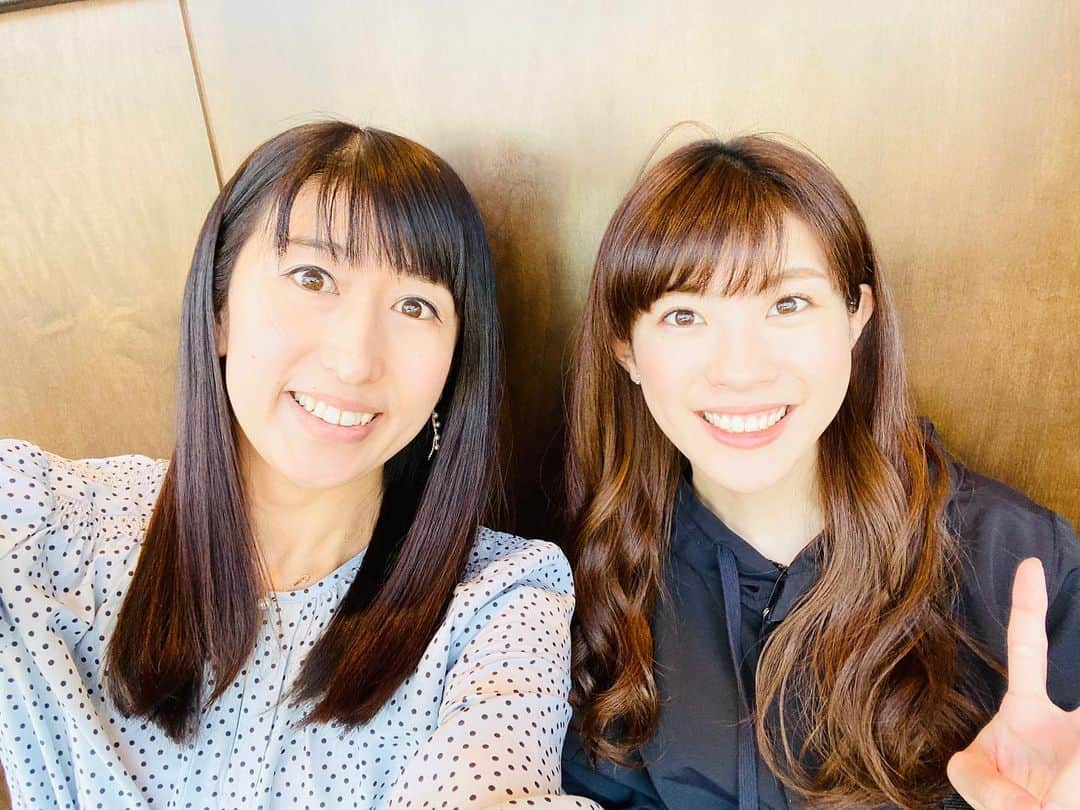 有働文子さんのインスタグラム写真 - (有働文子Instagram)「そして、今日はなんとマイケル @kiku.mai.ibrk とのコンビでした✨﻿ 一緒に仕事するのは、多分4.5年ぶり？？﻿ ご飯いったのも1年半くらい経ってました...時が経つのは、本当に早い💦﻿ ﻿ いつも全力で、頑張り屋さんのマイケル！！﻿ 頑張り過ぎるとこまで頑張るから、たまに心配になりますが...今では茨城放送の顔です☺️🌸﻿ ﻿ 私は中途で入ったので、年齢は全然上ですが、とっても素敵な同期が居て、幸せです❤️﻿ ﻿ 前職を含めて、同期はいい人ばかりだなー✨﻿ 私もみんなに置いてかれないように、頑張ろうーっと！﻿ ﻿ #茨城放送 #同期 #スタバで話し込む人達 #菊地真衣 #菊地の地は地球の地🌏#アナウンサー #アナウンサー仲間と」3月18日 22時18分 - udou_fumiko