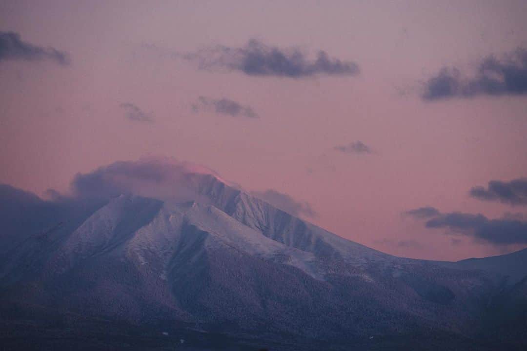 Hikaruのインスタグラム：「Dusk pink. . . 夕暮れの桃色に染まる空と、大好きな大雪山。 雄大である。ちょっとだけの雲も好き。 . . . #北海道 #instagram #東京カメラ部 #tokyocameraclub #natgeo #bealpha #sonyphotography #pashadelic #team_jp #bestjapanpics #natgeo #ig_japan #natgeoyourshot #yourshotphotographer #myrrs #hellofrom #naturephotography #ig_worldclub #1x #landscapephotomag #landscapelovers #lovers_nippon #visitjapanjp #bbctravel #art_of_japan #splendid_earth #日本の絶景 #ig_great_pics #BBCtravel #igworldclub_cityscape」