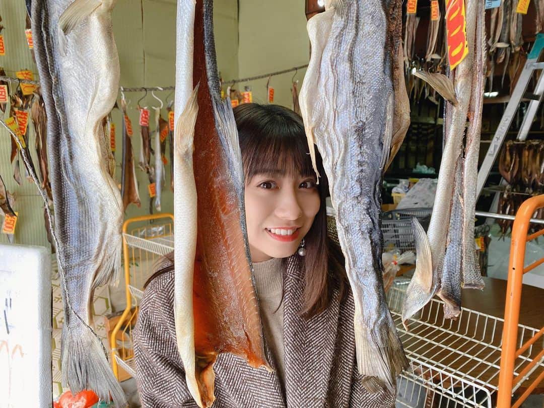 坂本遥奈さんのインスタグラム写真 - (坂本遥奈Instagram)「私も鮭とばの間からチラリ😉💫#北海道#小樽#鮭とば」3月18日 22時28分 - haruna_sakamoto_official