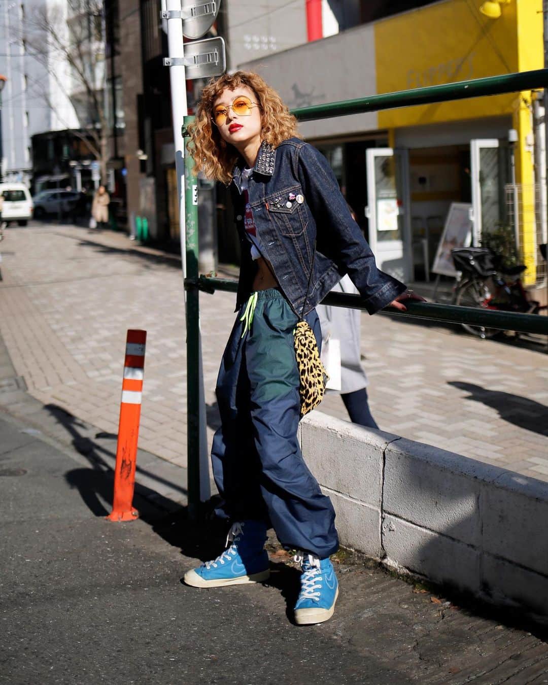 Droptokyoさんのインスタグラム写真 - (DroptokyoInstagram)「TOKYO STREET STYLES  Name: @k.lica  Outer: #Levis Top: #CAROLINEDINER Pants: #BRONZEAGE Shoes: #nike Bag: #WACKOMARIA Sunglasses: #GUCCI #streetstyle#droptokyo#tokyo#japan#streetscene#streetfashion#streetwear#streetculture#fashion#ストリートファッション#fashion#コーディネート#omotesando#tokyofashion#japanfashion Photography: @abeasamidesu」3月18日 22時24分 - drop_tokyo