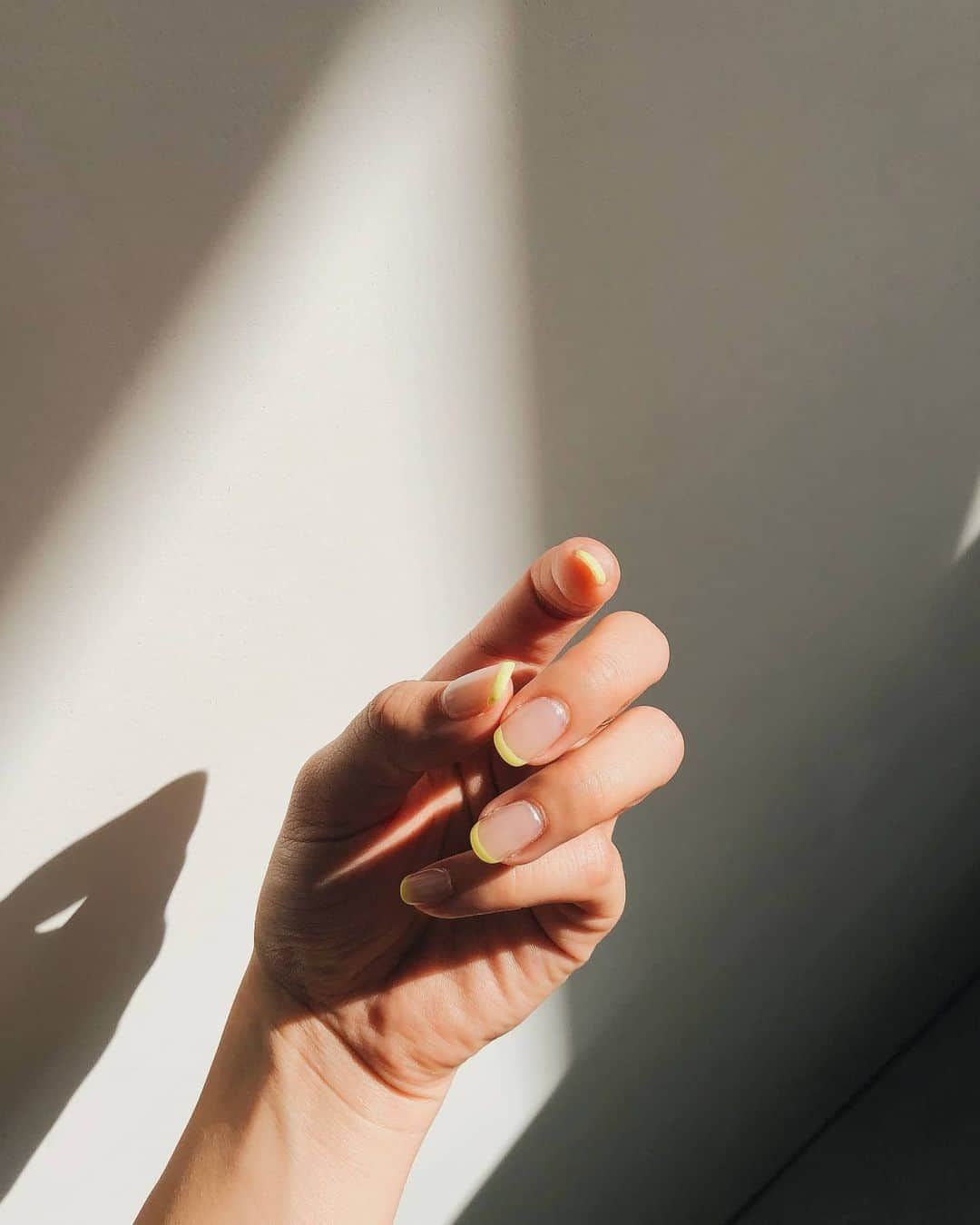 伊原葵さんのインスタグラム写真 - (伊原葵Instagram)「New nail🍋 . . 黄色な気分。 ベースはパールが入ってるのがポイント。 二枚目にはnoフィルターのムービー🎥 載せてるので色味はそっちを✨ @___chisaki___ さんとの楽しい時間♡ いつもありがとうございます😊💕 . . #アオイのネイル」3月18日 22時24分 - aoi186