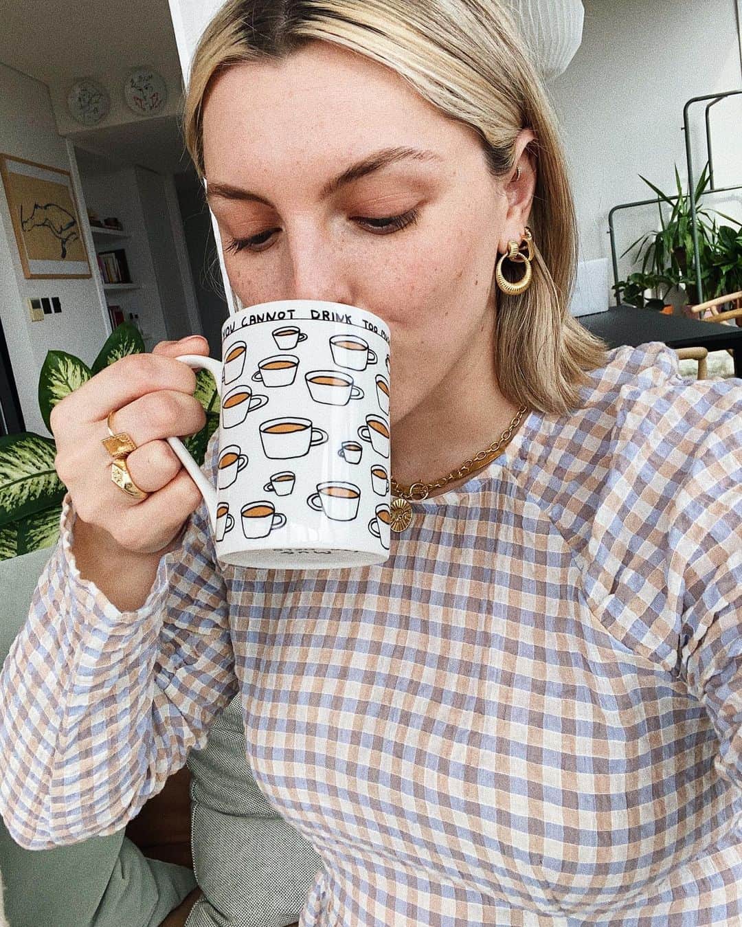Estée Lalondeのインスタグラム：「you cannot drink too much tea it is not possible ☕️ #ELwears」