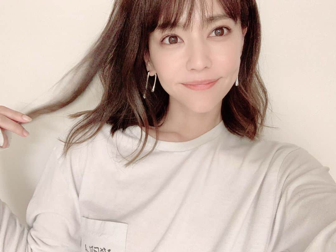 仲間リサのインスタグラム：「ヘアメンテナンス✂︎ ﻿ 最近少し短くしてて、先日色が抜けて黄みが強くなってたので落ち着かせて貰いました◎﻿ @ichiroakatani ありがとう𓂃 𓈒𓏸﻿ ﻿ #絶賛伸ばし中﻿ #自分でのセットが大変で私の髪質はやっぱりロングが楽﻿ #早く伸びて」