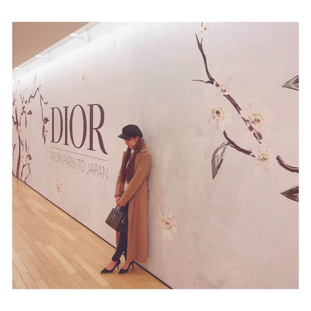 愛聖りさのインスタグラム：「. #dior展 行ってきた❤️💓 限定という言葉につられて トートバック買ってしまった😂 . #dior #ディオール #💄 #👠」