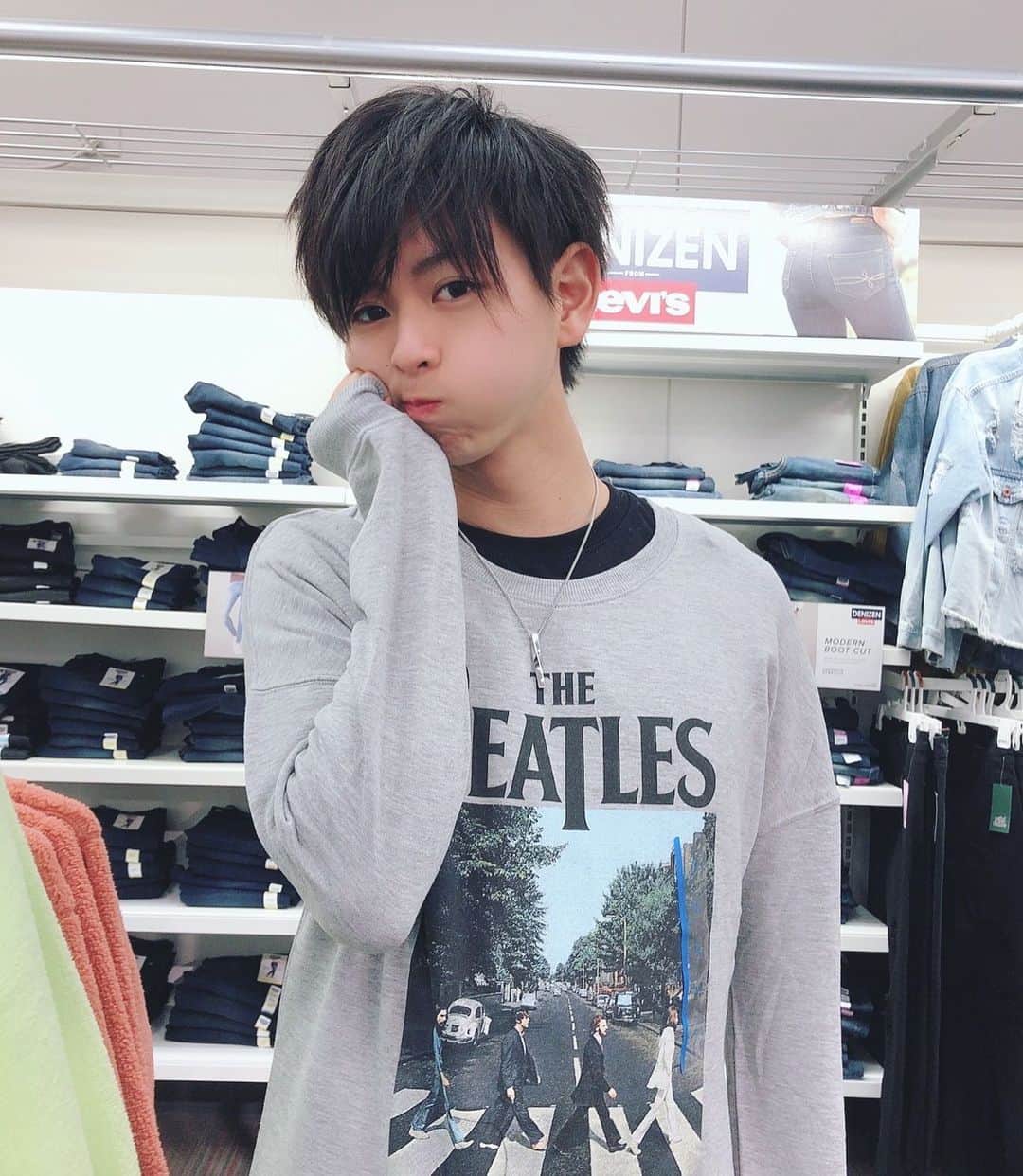 HIROKIのインスタグラム：「大好きなThe Beatlesの服👕 . . 見つけたとき即買いました😎 . . ”A hard days night“が僕をここまで導いてきたんだなあ🎤🎻🎸🥁🎹🎸 . . #サイズのシールつけっぱ  #この後購入して剥がしました #昨日はシュール過ぎてごめん 笑 #ディズニー再開祈願てことで  #thebeatles #beatlesforever  #aharddaysnight #abbeyroad  #beatles #japan #beatlesfan  #kyoto #kyotojapan #qyoto #violin #hiroki」
