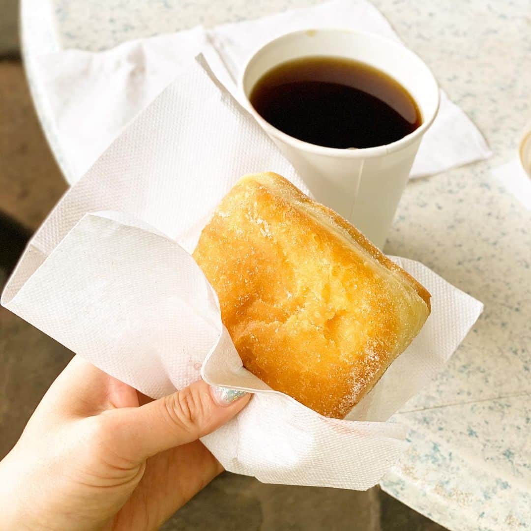 のインスタグラム：「揚げたてのマラサダとコナコーヒー ハワイ島のドライブインで  #マラサダ #コナコーヒー #ハワイ島 #引き寄せ #上機嫌 #いい気分 #今幸せでいよう  #今を楽しむ」