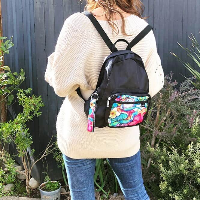 ラレイアのインスタグラム：「🌴 只今 #楽天 サイト限定で2BUY10%OFFクーポンを配布中😍✨ ・ さらにSPRING SALEも開催中なのでぜひcheckしてみてください🌺 ・ ・ さらに🆕ストラップ付ミニリュックも入荷しました👏💞 ・ ぜひお見逃しなく！ ・ ・ ・ ---La Leia Precious Life(ラレイア)--- @laleia_official ・ 楽天市場店 https://www.rakuten.co.jp/laleia-p-life/ ・ au wowma店 https://wowma.jp/user/52666346 ・ Yahooショッピング店 https://shopping.geocities.jp/laleia-p-life/ ・ ・ @laleia_official  @colleenwilcoxgallery_jp  #colleenwilcox#art#hawaii#aloha#surf#beach#laleia#ハワイ#フォトジェニック#インスタ映え#インスタ女子#アロハ#ビーチ#海を感じる雑貨#ラレイア#アート#ビーチガール#サーフスタイル#大人カジュアル#リュック#コリーンウィルコックス#ギフト#プレゼント」
