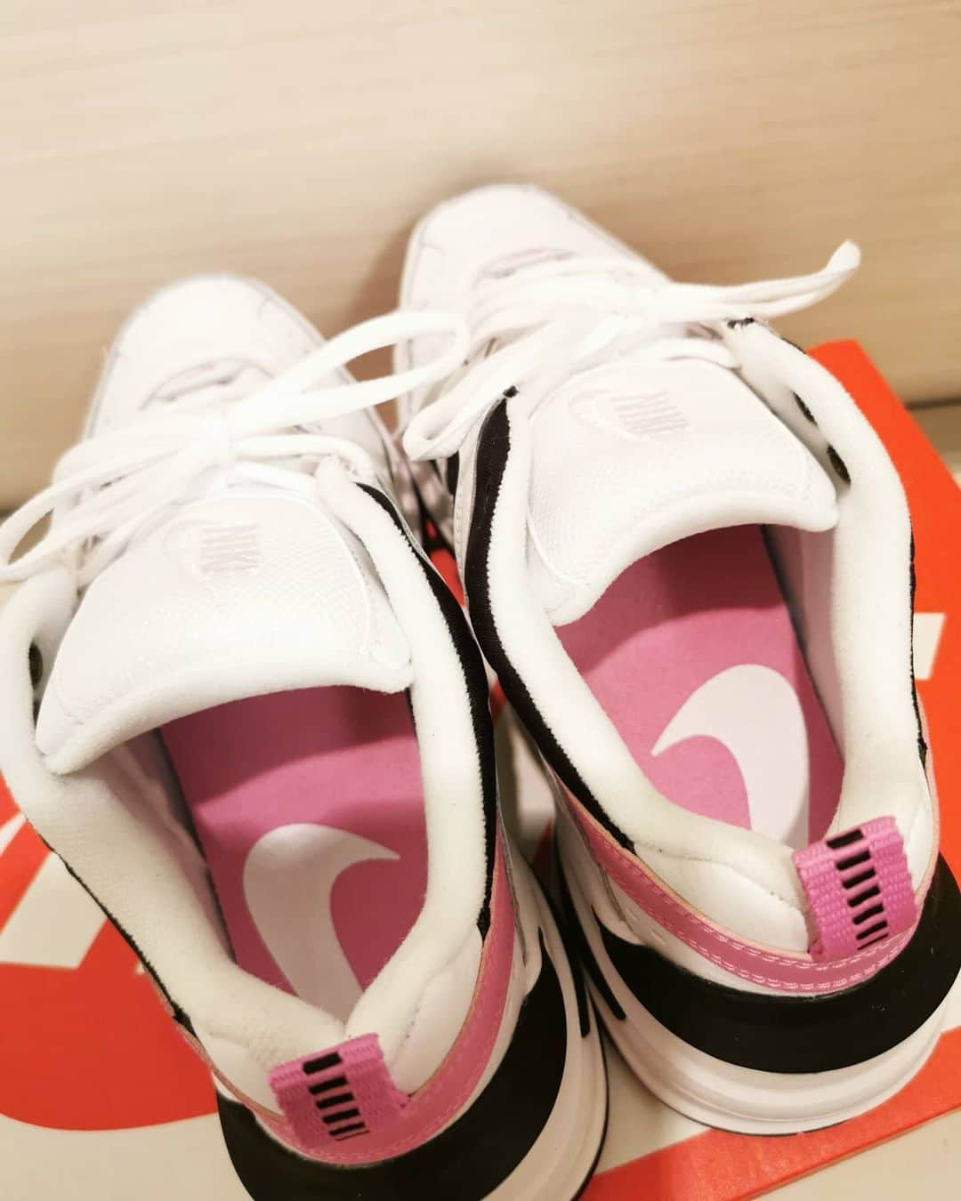 黛実希さんのインスタグラム写真 - (黛実希Instagram)「スニーカーマニアのお家に新しく仲間入り🧸👟💓 スニーカー何十足目か分からないけど本当にどれも大切👟♥️ スニーカー大大大好き💋👟むしろスニーカーしか靴ない！夏はスニーカーかビーサン！←極端。笑 超久しぶりのNIKE🖤 かんわいいいいいいいいいい！ 中までピンク💗 可愛すぎてじーっと見つめてる🥺♥️ㅋㅋㅋ . . . #ナイキ#ナイキスニーカー #ナイキコーデ#ナイキ女子 #スニーカー#スニーカー女子#スニーカー好きな人と繋がりたい#スニーカー好き#NIKE#sneakers #sneaker#신발#신발스타그램 #신발추천#신발그램#신발샷#여자신발 #여자신발추천#나이키 #나이키운동화#나이키매니아#나이키여자#韓国好きな人と繋がりたい#韓国ファッション#팔로우미#팔로우반사#좋아요반사#좋아요#좋아요💕#팔로우백」3月18日 22時50分 - candymiiiki