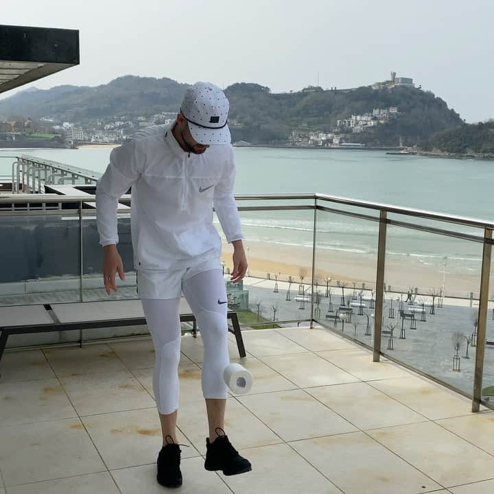 アドナン・ヤヌザイのインスタグラム：「#STAYATHOMECHALLENGE」