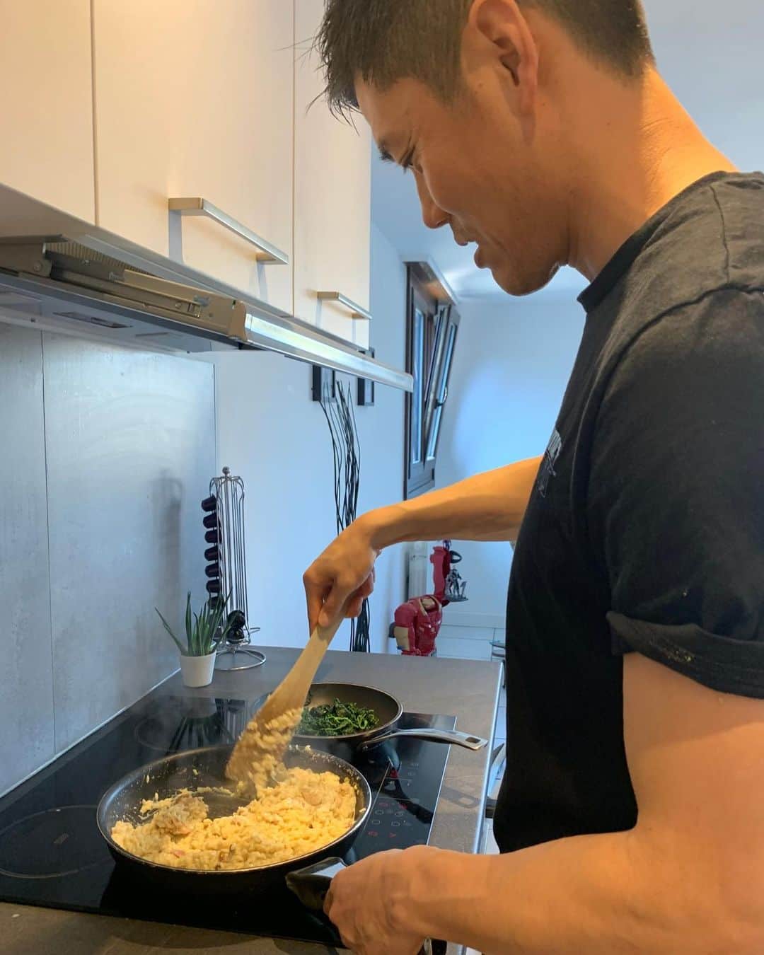 川島永嗣のインスタグラム：「シェフチャレンジ。  数年ぶりにリゾットに挑戦！  きのことベーコンのクリームリゾット。  相変わらず水の分量が難しく無駄に時間がかかりました。。 Mushroom and bacon cream risotto!! #chef#challenge#気分転換#料理#植田直通#のチーズケーキ作りにはびっくり#笑」