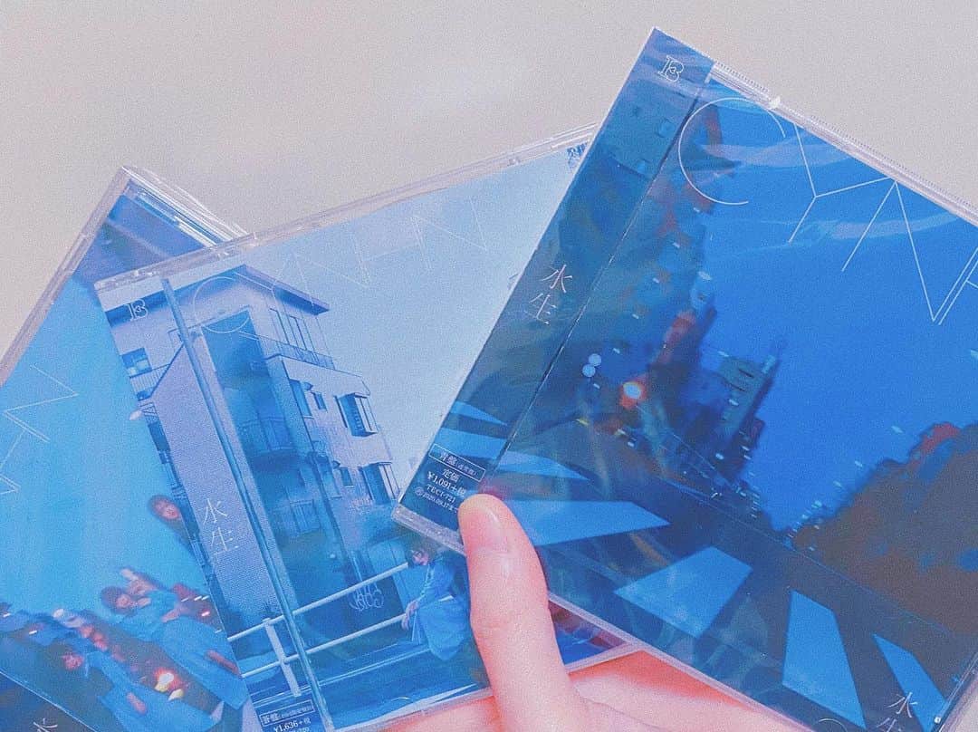 百瀬怜のインスタグラム：「CYNHNの7枚目シングル「水生」がリリースしました！！！ジャケット写真なんてオシャレなんだろうか！！！（片手で撮ってしまって指が写りまくり）（置いて撮ろうよ自分） なかなか直接会える機会がなくライブもできずな毎日でしたが今日のラインライブはとっても楽しかったです！見てくれたみんなありがとうございました！🙏🏻 まだ見てない方はぜひアーカイブで見てください❣️ そしてオリコンデイリー12位！！これはみんなのおかげです！本当にありがとう！！！これからも頑張ります！ 「水生」とカップリング曲の「Redice」どちらも超絶素敵な曲なのでみんなたくさん聴いてください〜！ メイキング、2ndワンマンライブ映像の感想も待ってるよ♡ﾞ  #CYNHN #7th #シングル #水生」