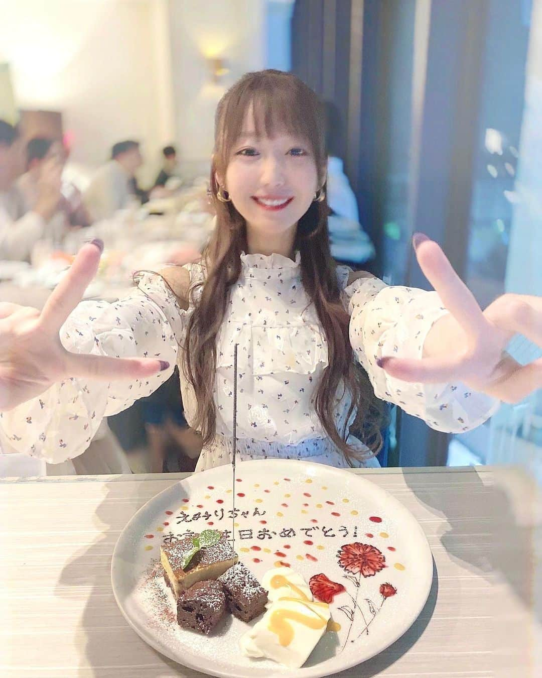 大谷映美里さんのインスタグラム写真 - (大谷映美里Instagram)「🎁 ㅤㅤㅤㅤㅤㅤㅤㅤㅤㅤㅤㅤㅤ わーい！な顔ｖ(*ˊ∀ˋ*)ｖ✨ ㅤㅤㅤㅤㅤㅤㅤㅤㅤㅤㅤㅤㅤ 美味しいごはんに連れて行ってもらったの〜！ @__amikun128 ありがとう☺️ㅤ ㅤㅤㅤㅤㅤㅤㅤㅤㅤㅤㅤㅤㅤ ひなひも駆けつけてくれたっ💐 お誕生日weekは幸せです。。。♡ ㅤㅤㅤㅤㅤㅤㅤㅤㅤㅤㅤㅤㅤ 着ているのは #tittyandco のワンピース🌷」3月18日 23時04分 - otani_emiri