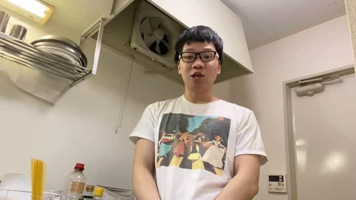 岡下雅典のインスタグラム：「岡下さん‼️料理のレシピちゃんと教えてほしいです😭というメッセージが本当によく来ます。 前回の料理動画ではあまり伝わらなかったみたいなので今回はしっかり教えます👆 ちょっと長い動画ですが参考にして下さい🙇‍♂️ #本気料理 #本気の恋 #小松菜としめじの和風パスタ #別れと涙の切ないパスタ」