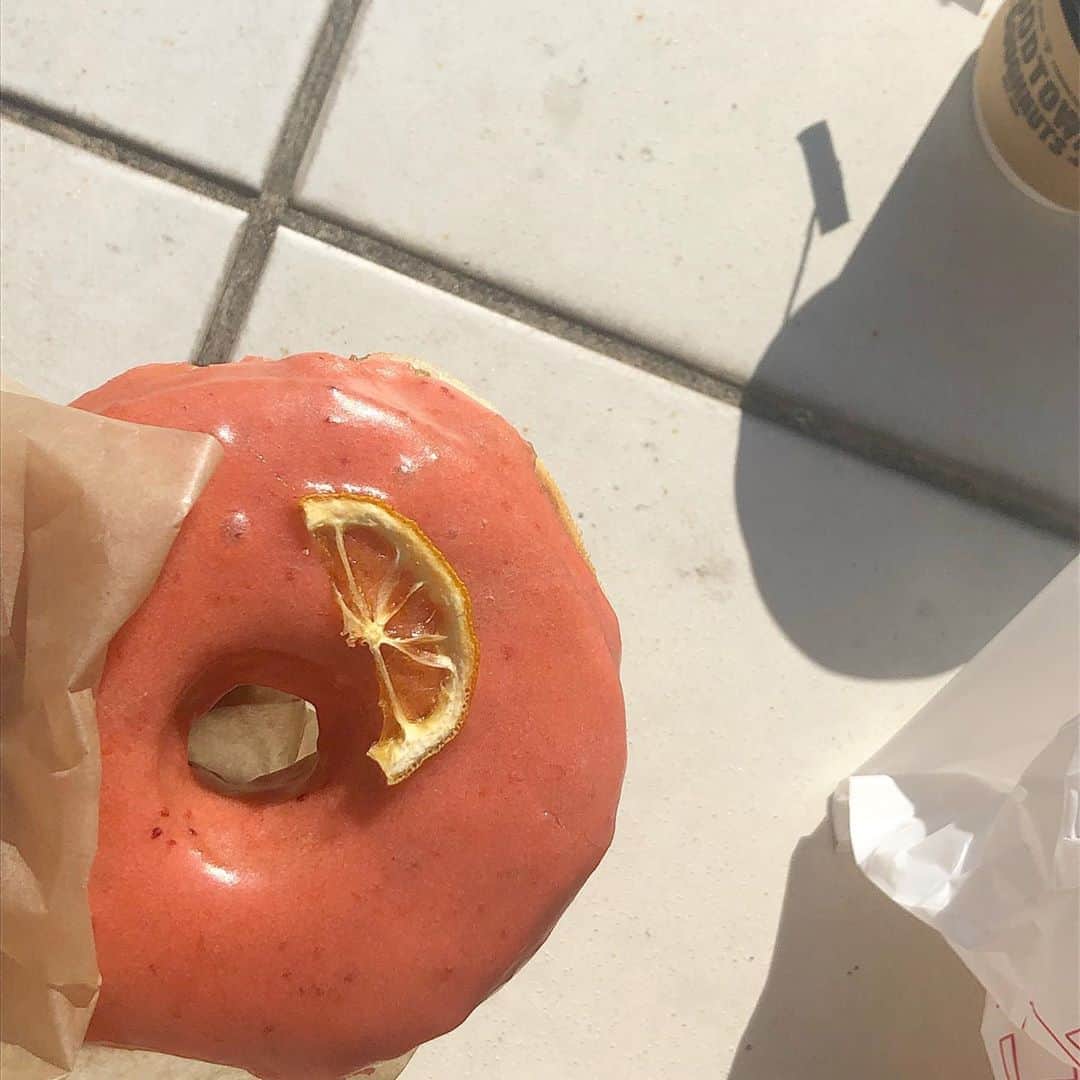 松川あいのインスタグラム：「ここの、甘ずっぱいドーナツにはまっています🍩 にこちゃんのマンゴー味も好きです♡ . . ____空き状況____  20日17時 21日17時 23日お時間自由 24日11時／15時以降 26日〜17時」