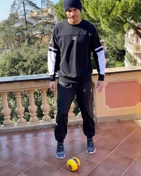 エミリオ・アウデロのインスタグラム：「Ho accettato la sfida di @chefaticalavitadabomber per aiutare insieme gli ospedali italiani. Andate nel profilo di @chefaticalavitadabomber , cliccate il link che c’è nella loro bio e fate la vostra donazione. Ringrazio per la nomination @filipporomagna @andreafav30 @andrea_seculin , a mia volta nomino @albinekdal , @rickinara @nicolamurru29  #chefaticalavitadabomber #iorestoacasa #distantimauniti」