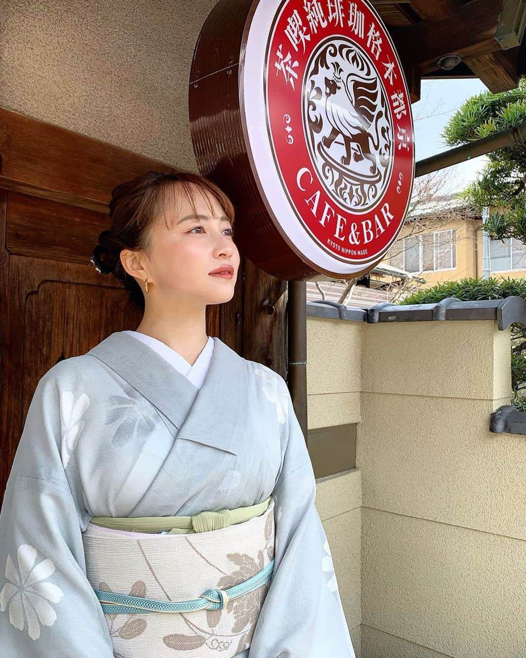 左近鈴乃さんのインスタグラム写真 - (左近鈴乃Instagram)「. イクスカフェは着物を着る際は お座敷はおすすめしません、、 足が痺れて大変😫笑 ずっと書道で正座をしていたけど その時も毎回痺れていたな…🧎‍♀️笑 でもお団子は美味しかったから満足っ🍡❤︎ . #京都 #京都カフェ #イクスカフェ  #着物 #着物レンタル」3月18日 23時21分 - suzuno_sakon