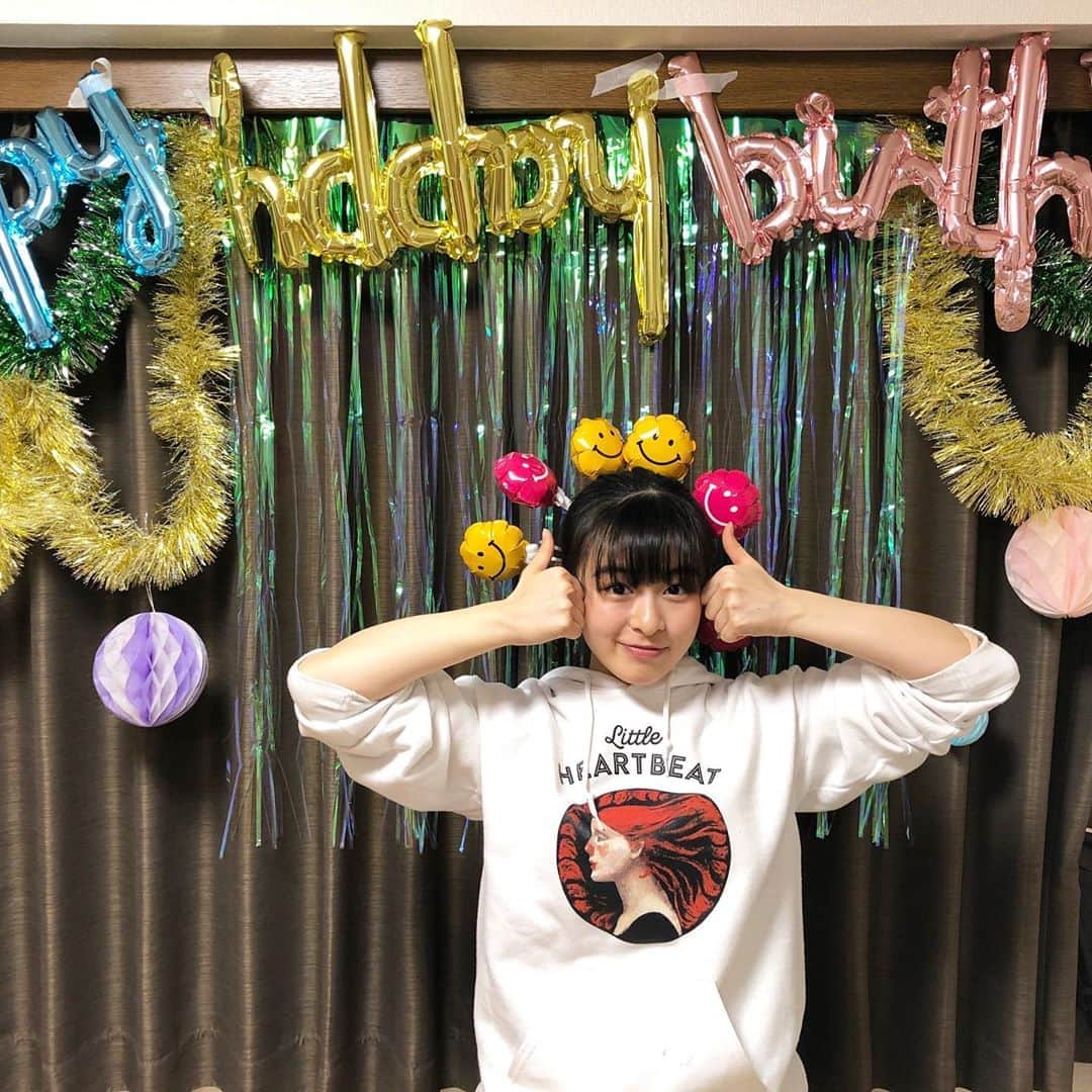 森七菜さんのインスタグラム写真 - (森七菜Instagram)「森七菜プロデュースお誕生日会🎂 本日は、ななママバースデー🎉ということで、色んな人を巻き込んでサプライズしました‼️ #頭にニコちゃんいっぱい #よく見たら…#真ん中のhappyひっくり返ってる🤣🤣 #この1週間お誕生日の人だらけ〜 #ななパパも！#お祝い考えるの忙しい週間 #お疲れさまでした😊」3月18日 23時17分 - morinana_official