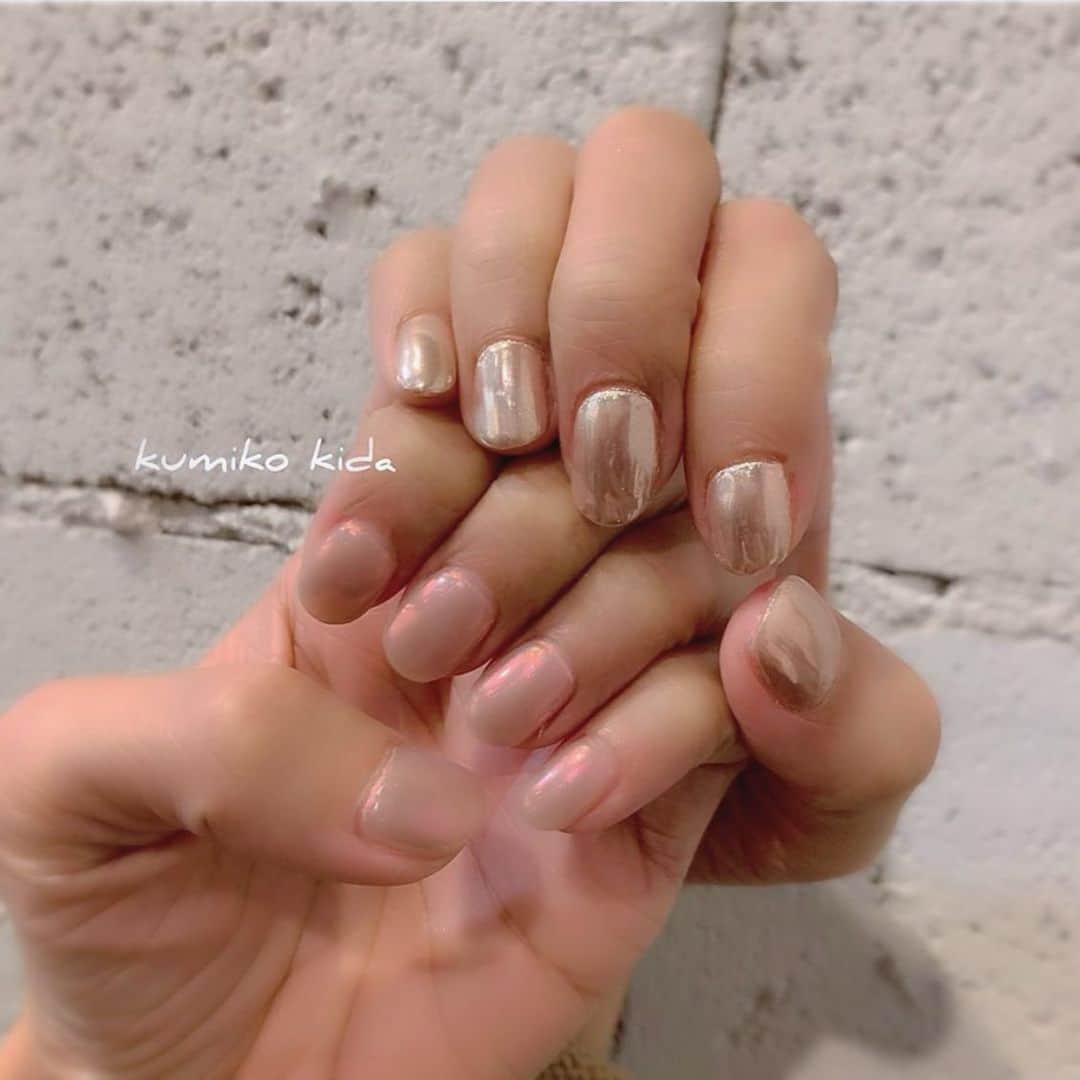 のインスタグラム：「またリピした艶ピンク🌸🌸 毎回行くたびに可愛いデザインや色が置いてあるから迷う迷う😂💦 この#オレンジ　#ブラウン　#ゴールド のような色もすっごくキラッと目立つ！！ 可愛い絶妙な色が多くて #ネイル迷子  #ネイル　#ネイルデザイン #ワンカラーネイル #ゴールド　#ピンク　#キラキラ　#デザイン　#ハンド　#nails #pink #gold #ミラーネイル　#美甲」
