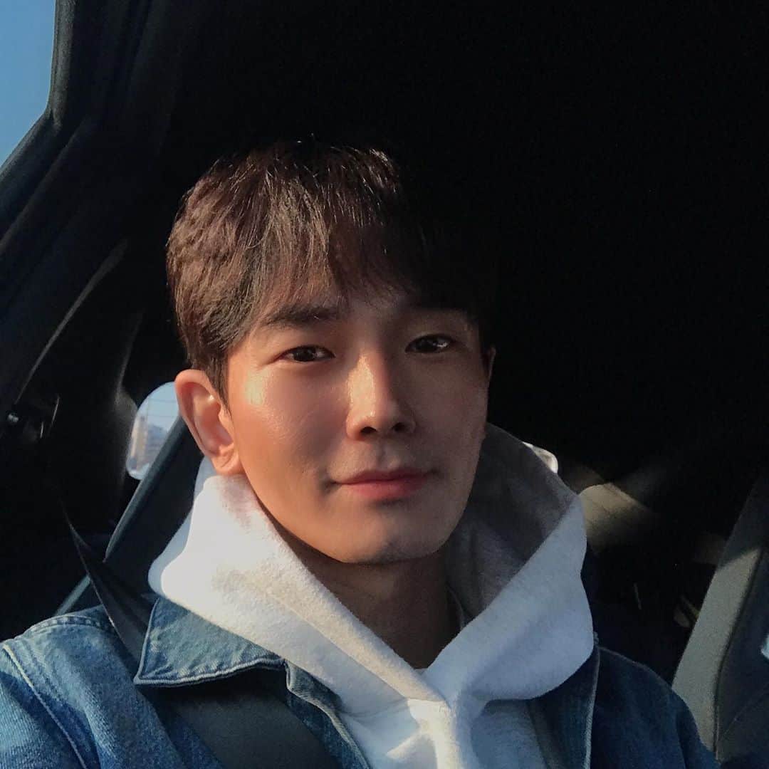 オン・ジュワンのインスタグラム：「“날이 너무 좋아서. 날이 적당해서.모든것이 좋았다” 사실은 “뭔데 날씨가 이렇게 좋아?” 이런 속마음ㅋ 다들 일주일 중간 잘~ 보내길🙏」
