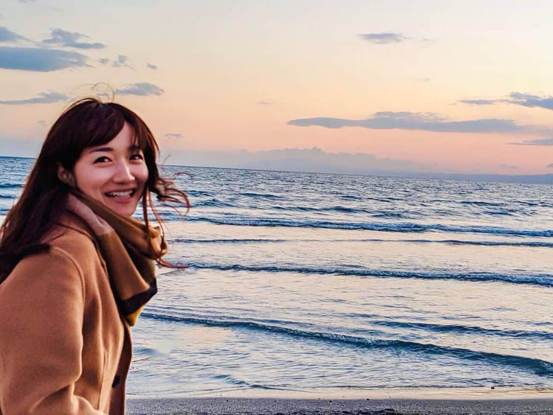 松原江里佳さんのインスタグラム写真 - (松原江里佳Instagram)「❤︎ まぁ、海は風強いですよね。 鎌倉。 ❤︎ #鎌倉 #神奈川 #海 #夕焼け #sea #beach #sunset  #でこ　#スターダスト　#フリーアナウンサー」3月18日 23時32分 - erika_matsubara