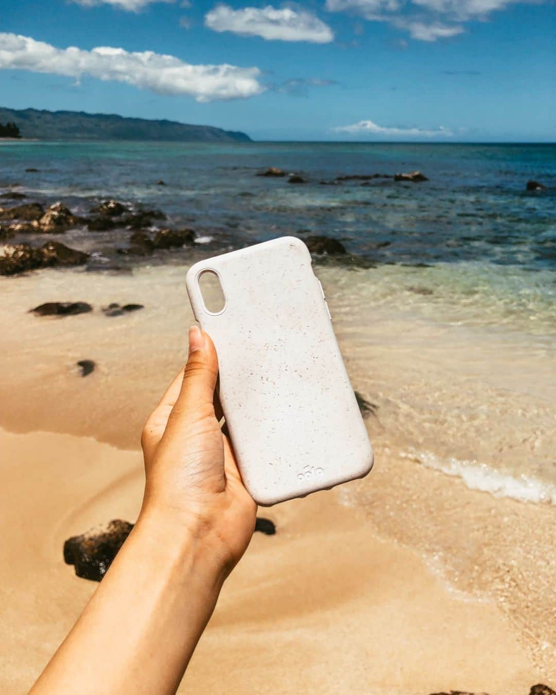 ALEXAさんのインスタグラム写真 - (ALEXAInstagram)「Have been using the white @pelacase for almost a year now. It’s absolutely fantastic! 100% biodegradable phone case that will snuggle and give the protection our phones need without harming the planet! ✨🌎 how much better can it get? 😅 ( the cases are  made out of plant-based biopolymer, recycled materials and flax straw fibre, a waste byproduct of the oilseed harvest 🤔) #notsponsored #justlovingit #sustainablephonecase」3月18日 23時33分 - alexa_luczak