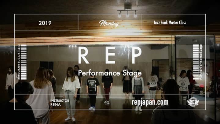 RENA のインスタグラム：「月曜日最後のレッスンはJazzFunk master class  @rep_japan ． ドリカムの何度でもでレッスンやってみました❤︎ ． とはいえ、やりたかった曲なのに忙しくて結局30分で振り作って躍り込みもしてないのは悔い… ． この曲は、数年前お父さんが生きてた最後の年くらいに一緒に紅白かなんかを観ていてドリカムがこの曲を歌ってて歌詞のテロップを観ながらお父さんが「歌詞がすごく良いねー。」って珍しくしんみり言ってきた記憶が鮮明に残っているから。 ． 諦めずに頑張れば必ずなんとかなるって私にいつも励ましで耳にタコが出来る程言ってくれてたから、「10000回だめで へとへとになっても 10001回目は 何か 変わるかもしれない」 ってフレーズがお父さんの言葉に重なるからこの曲を聴くと涙が溢れてしまう。 ． 今でも会いたいと毎日思う。 今の私の頑張りもみてくれているかなぁ。 ． ． そんな曲だからもう少し時間かけて作り込みたかったなぁっていうのが、私の後悔w ． この日は4レッスンだったけど、何を間違えてか入門クラスで脳活レッスンをやったら筋トレみたいになって脚が死んだのにwその後２クラスがマスタークラスで更にもう体力ゼロw ． 体力配分久々に間違て自分が一番踊れてないけど、どのクラスも本気でやってるから全部良いクラスw まっいっか。て思えた。笑 ． このレッスン中楽しくて初めてこの曲を聴いて涙が出なかったw ． ． ． ． #記録 #父 #親友 #ドリカム #何度でも」