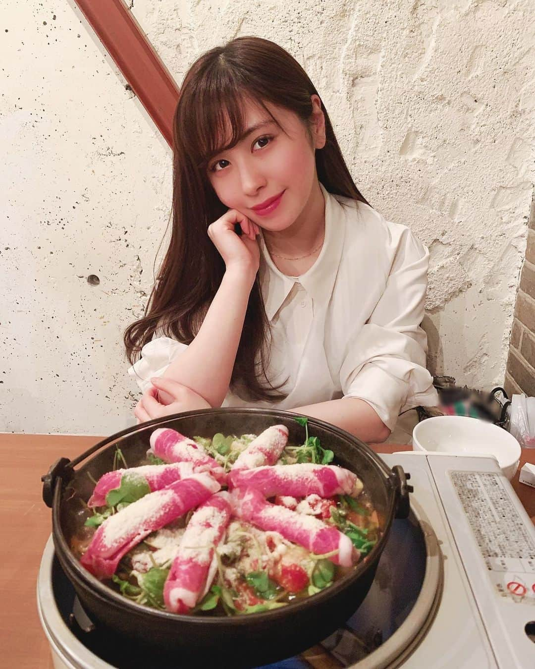 宮下舞花さんのインスタグラム写真 - (宮下舞花Instagram)「ラムのトマトスキヤキ🍅♡ #目線きたな投稿#すっぴん」3月18日 23時47分 - maikamaimaika