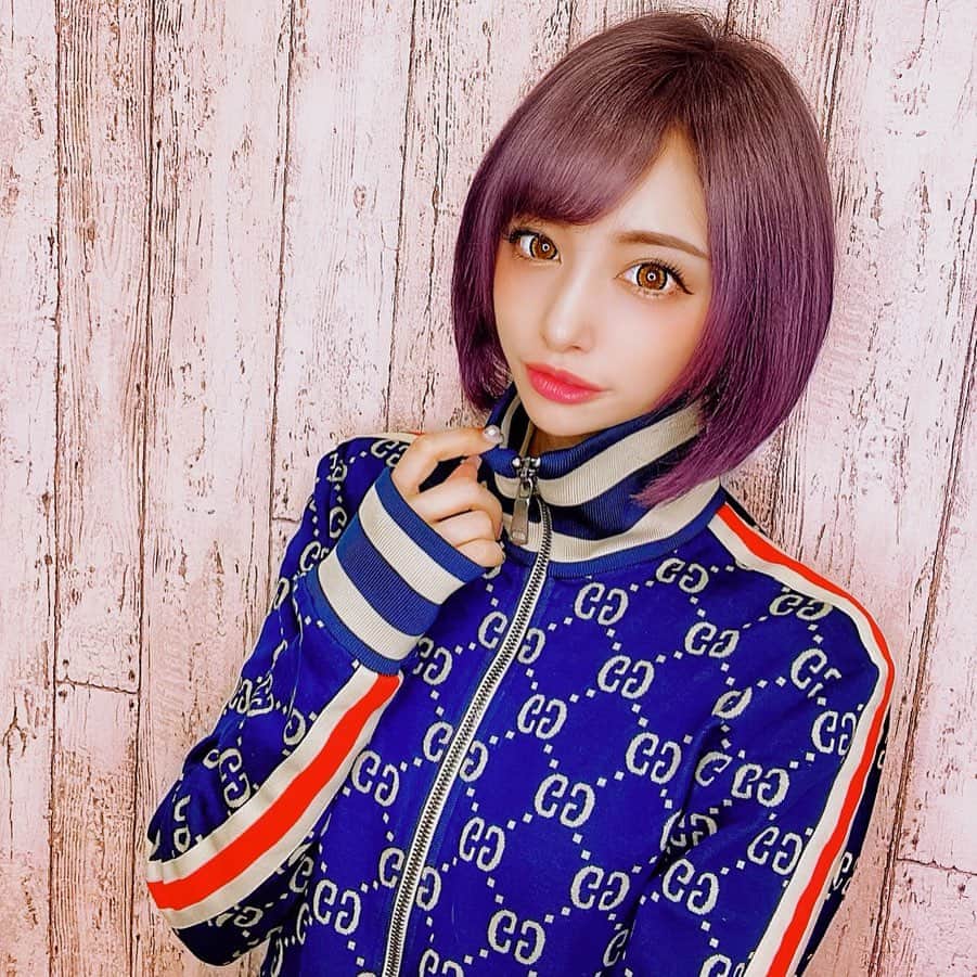 のインスタグラム：「そいえば入院前髪の毛染めたんだ！🥰 パープル強めでグラデな感じ💖 かずやさんいつもありがとう✨ @lapis_kazuya ． #美容院 #ラピス #lapis #新宿 #ショートカット #前下がりショート #ショートボブ #サキ吉ショート」