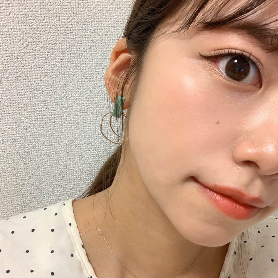 牧野桃美さんのインスタグラム写真 - (牧野桃美Instagram)「﻿ 💚 ラブライナー限定グリッターコレクション 💚﻿ 〜 カーキラインとキラキラ涙袋 〜﻿ ﻿ ﻿ 絶妙な色味で大好きなラブライナーから﻿ 最近限定で#グリッターコレクション が出たのを聞いて﻿ カーキのアイライナーを探してたので﻿ 即買ってきました🥺✨﻿ ﻿ ▫️リキッドアイライナー﻿ ◎オリーブカーキ﻿ 💰1600yen﻿ ▫️ペンシルアイライナー﻿ ◎シャンパンベージュ﻿ 💰1200yen﻿ ﻿ ﻿ シャンパンベージュはカーキアイラインの下に﻿ 涙袋で入れたら絶対可愛い！！って思って買ったんだけど、大正解でした⭕️﻿ ラメ感もいいし、描きやすかったです💗﻿ ﻿ カーキ系にオレンジのチークとかすき🥰﻿ ﻿ ﻿ ﻿ ﻿  #ももめいく #ラブライナー#カラーメイク#カーキメイク#アイライナー#新作コスメ#限定コスメ#春メイク#春コスメ#コスメレポ#コスメ垢#コスメ好きさんと繋がりたい#コスメ購入品」3月18日 23時43分 - momomi_makino