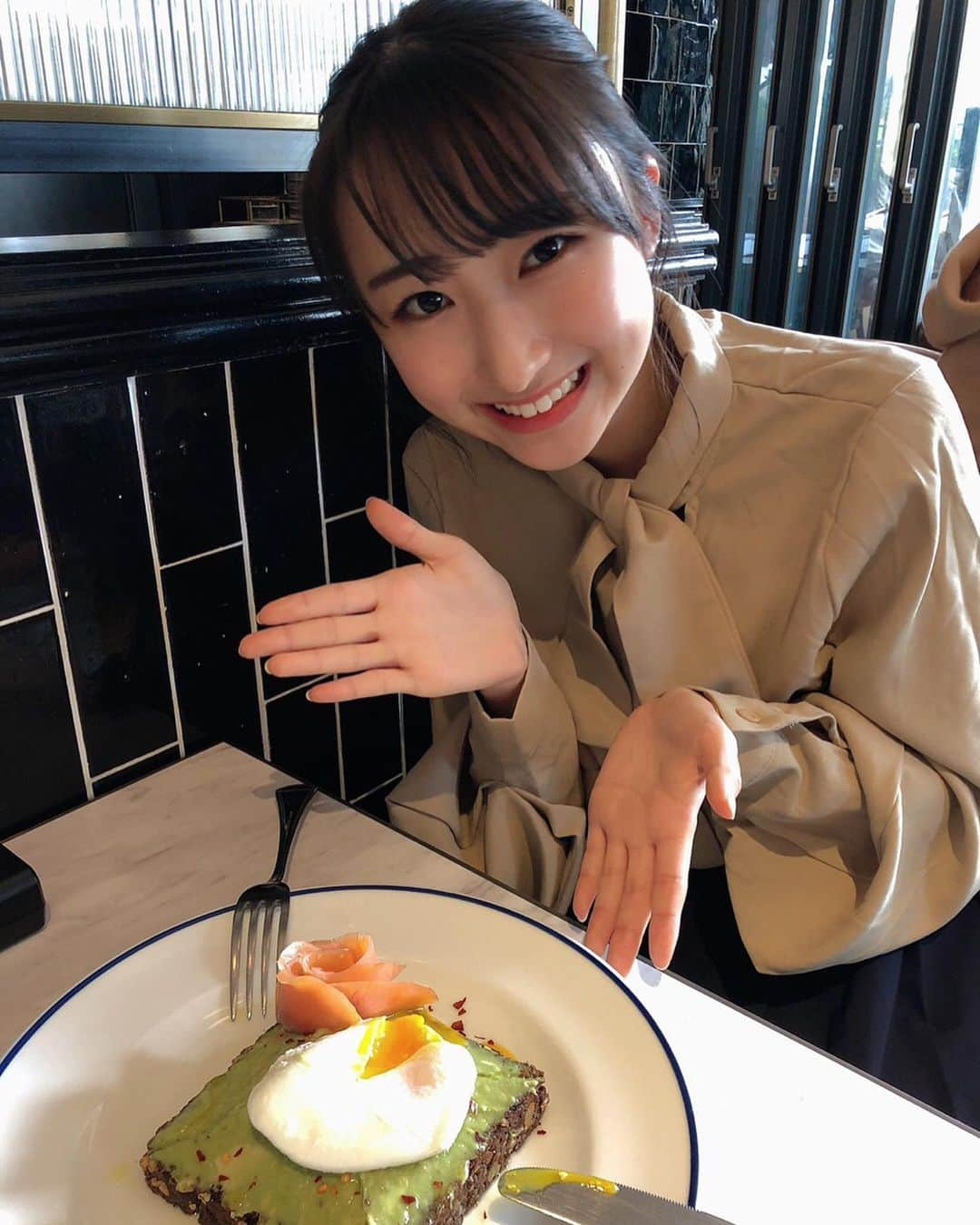 塚本颯来さんのインスタグラム写真 - (塚本颯来Instagram)「🥑﻿ ﻿ ﻿ またまたしほちゃんと🤤✨﻿ ﻿ アボカドとサーモンのコラボは幸せ〜！﻿ そこにタマゴがドーーーンと！🍳﻿ ﻿ ﻿ 美味ですた🥳﻿ ﻿ ﻿ (ちゃっかりチーズケーキも食べた🧀)﻿ (シフォンケーキまで食べた😉)﻿ ﻿ ﻿ ちなみにこの後ですが……﻿ レッスン場にはやく着きすぎたため﻿ 鍵が閉まってて中に入れず🗝﻿ ﻿ ﻿ 外で凍えながら、レッスン場近くに チーズケーキのお店が無いか探索してました🥶🥶﻿ 寒さよりチーズケーキ😉🧀﻿ ﻿ ﻿ ﻿#カフェジタン#ニューヨークオリジナルアボカドトースト#アボカドトースト #アボカド#ポーチドエッグ#サーモン #東京グルメ#東京カフェ#恵比寿グルメ#恵比寿カフェ #cafe#cafegitane#cafegitanetokyo#toast#avocado」3月18日 23時44分 - sora_tsukamoto_official