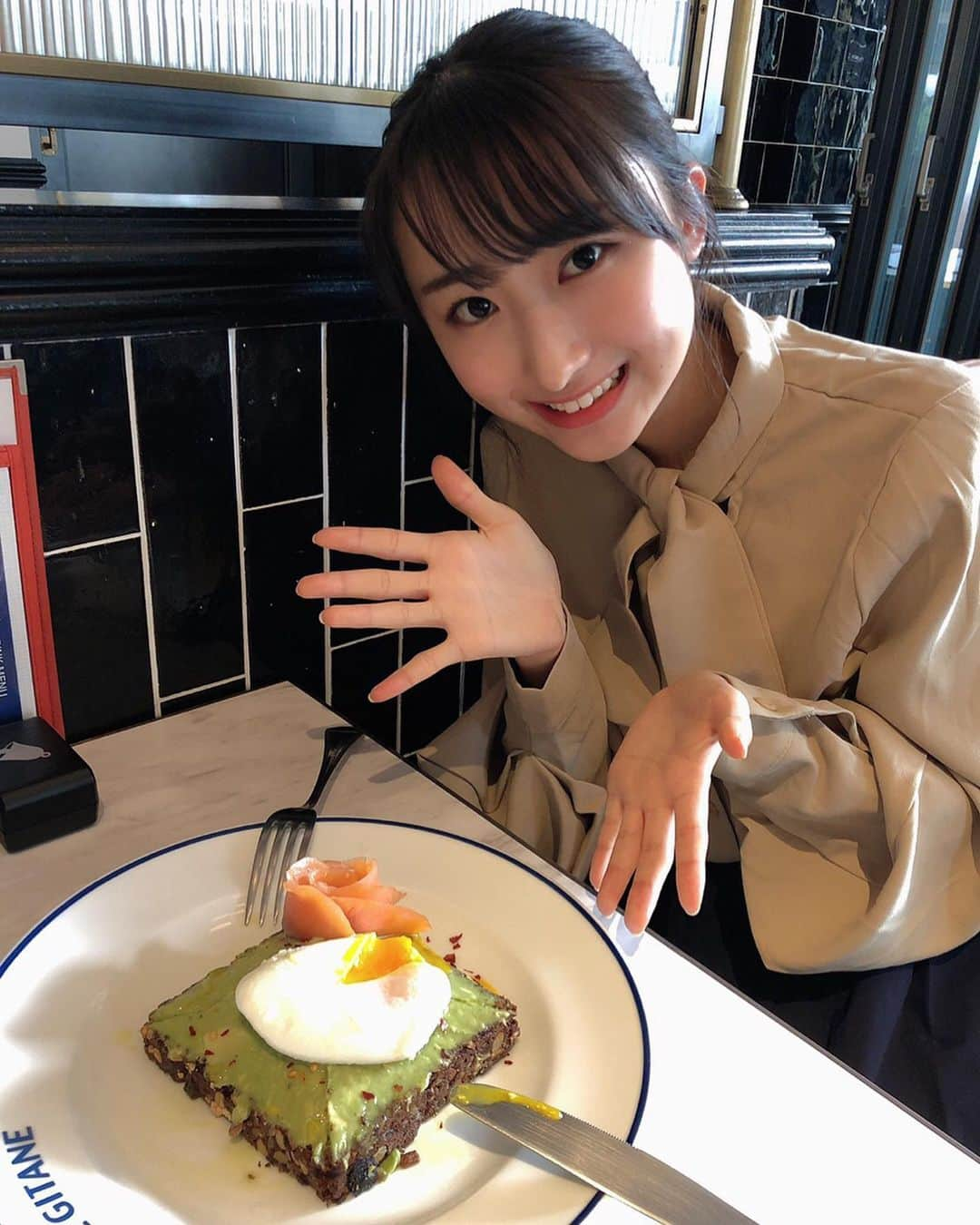 塚本颯来さんのインスタグラム写真 - (塚本颯来Instagram)「🥑﻿ ﻿ ﻿ またまたしほちゃんと🤤✨﻿ ﻿ アボカドとサーモンのコラボは幸せ〜！﻿ そこにタマゴがドーーーンと！🍳﻿ ﻿ ﻿ 美味ですた🥳﻿ ﻿ ﻿ (ちゃっかりチーズケーキも食べた🧀)﻿ (シフォンケーキまで食べた😉)﻿ ﻿ ﻿ ちなみにこの後ですが……﻿ レッスン場にはやく着きすぎたため﻿ 鍵が閉まってて中に入れず🗝﻿ ﻿ ﻿ 外で凍えながら、レッスン場近くに チーズケーキのお店が無いか探索してました🥶🥶﻿ 寒さよりチーズケーキ😉🧀﻿ ﻿ ﻿ ﻿#カフェジタン#ニューヨークオリジナルアボカドトースト#アボカドトースト #アボカド#ポーチドエッグ#サーモン #東京グルメ#東京カフェ#恵比寿グルメ#恵比寿カフェ #cafe#cafegitane#cafegitanetokyo#toast#avocado」3月18日 23時44分 - sora_tsukamoto_official