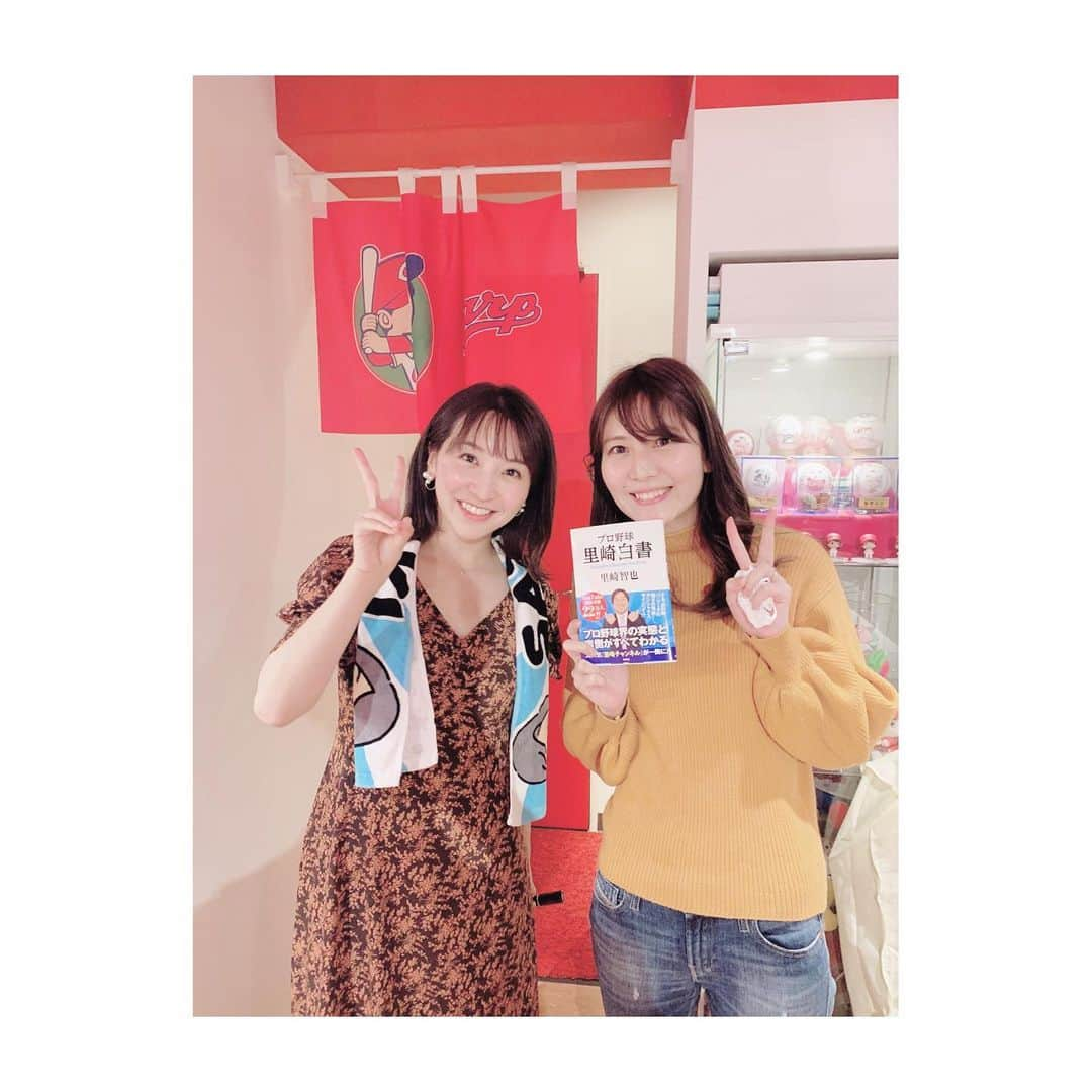 大崎みらいさんのインスタグラム写真 - (大崎みらいInstagram)「、 先日の #赤坂コイスタ にて #里崎チャンネル さんのイベント！ #ウッチャエ さんのお手伝いを させていただきました！！ 、 里崎さんの話術は本当に尊敬する笑 めちゃくちゃ面白かったし、 聞き入ってしまう😭‼️ そして、 気になることをズバズバ言ってくれて そして納得できる理由を しっかり言ってくれる！ あっという間の一時間でした… 、 袴田さんはめちゃくちゃ可愛い。 そしてめちゃくちゃ良い人…！！ 里崎さんの話をうまく引き出してくれるし 良きところで良い一言をくれるの！ 素敵！ほんとに！ めっちゃ勉強になりました😭 最後まで優しくてほんと 好きになっちゃうよもう〜 ずるいよ〜🙇‍♀️笑 後ろが透けてみえたよ…透明感… 可愛すぎました。大好きです← 、 良いイベントでした… マフラータオルと 里崎さんの本買いました…笑 愛読書にします…！！ 、 、 、 #里崎智也 #袴田彩会  #赤坂 #野球 #baseball #NPB #プロ野球 #chibalotte #女子アナ #撮影モデル #モデル #サロンモデル  #ポートレート撮影 #自撮り女子  #イベントコンパニオン #被写体モデル #インフルエンサー」3月18日 23時45分 - miccolo3