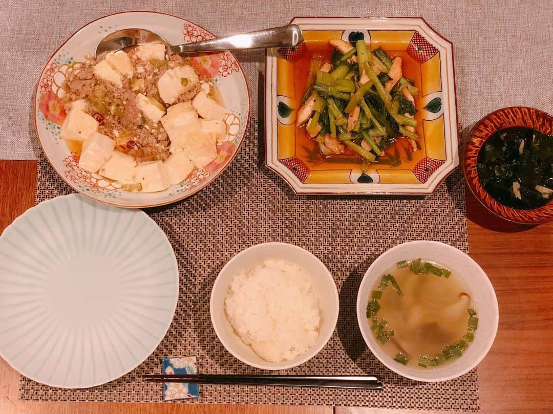 英玲奈さんのインスタグラム写真 - (英玲奈Instagram)「#今日の晩御飯 昨夜残ったものを使って中華の日 昨日のヤムウンセンに使った豚ひき肉が余っていたし、 #有機豆腐 が安売りしてたから、 メインは、 #麻婆豆腐 にしようとしたらまさかの夫は昼に食べたそうでw 一緒で大丈夫って言ってくれたけどさすがに可哀想だから、 せめてもの、 #白麻婆豆腐 にw 普段は豆板醤や豆豉を使うけど、 白は辛味は鷹の爪だけ。 美味しく出来ました。 昨日の生春巻きに入れたササミの蒸したのとヤムウンセンに使った玉ねぎが余っていたから、 しいたけ、ニラと一緒にスープにしました。 フォーに使った低音調理鶏が余っていたので、 そちらは刻んで、 #鶏とタアサイの炒め物 に、 紹興酒を効かせた甘辛味にしました あとは、我が家の定番メニュー #ワカメの生姜胡麻油和え  今日の気分で値段も何も気にせず買い物して食べたいものを作れたらかなり楽だけど、 主婦の料理というのは、 その時安かった食材や冷蔵庫に余っているものを無駄にしないでちゃんと美味しくするものだと思うので、 色々やってみる。 たまには失敗もするけどねw #節約料理 #腕の見せ所 #ていねいな暮らし #季節を感じる暮らし#からだにいいこと#料理 #からだにやさしいごはん #おうちごはん#夫の健康守りたい#10年後の健康の為に#無添加#無化調#オーガニック#低gi #美腸活#趣味生活#料理家#erenakitchen」3月18日 23時56分 - erena_erenyan