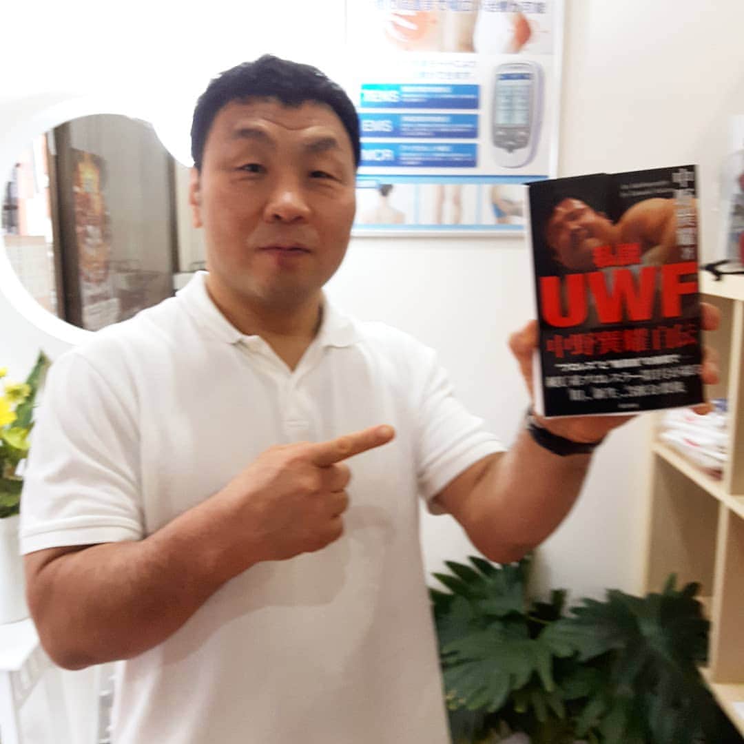 金原弘光のインスタグラム：「かねはら整骨院、こんな本があったりなんかしちゃって❗ でもやっぱり置くのは止めとこ～っと😅 #用賀 #かねはら整骨院 #UWF」