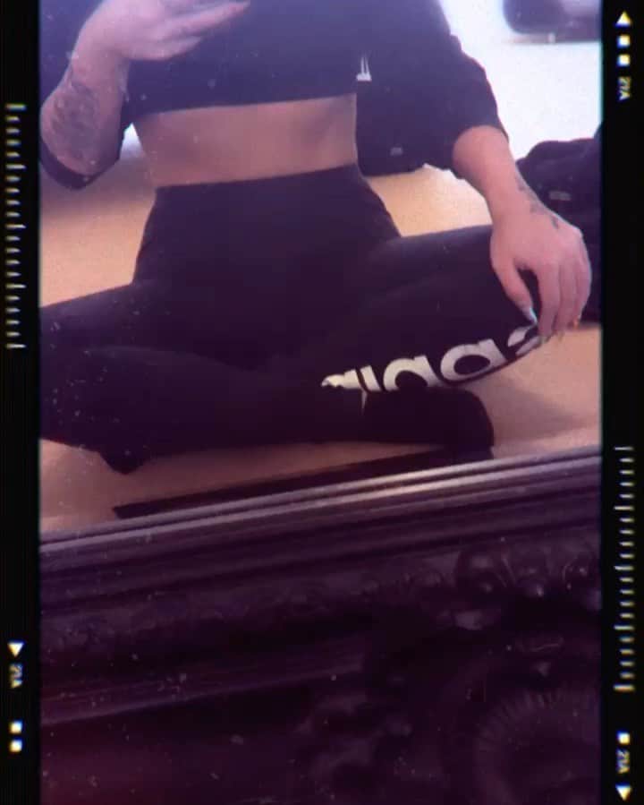 ジェシー・ネルソンのインスタグラム：「I always get a lot of people comment on my abs in photos but I promise you I actually don’t have abs lol 😂 I’m very lucky that when I breath in for me Picys I get these weird little indents that come sometimes look like I have abs 🤷🏻‍♀️ anyway I’m here to tell you I DONT have abs ladies and this is what my chocolate loving belly really looks like 🥰 il never ever be a size 8 which is genuinely what I dreamt of being, but I’ve come to terms with the fact that I bloody love my food and that will never change. Were all different shapes and sizes and that’s what makes us unique. Il never sit here and preach and say I love my body because I don’t, but I’m slowly starting to just accept it for what it is and sometimes I’m gonna put on weight and sometimes I’m gonna go to the gym and lose it, either way girlies one day we will be really old and look back at our pics and think god I was actually banging why did i worry so much 🙈 anyway I’m rambling on now but your all beautiful in your own ways and I hope you all know that ❤️」