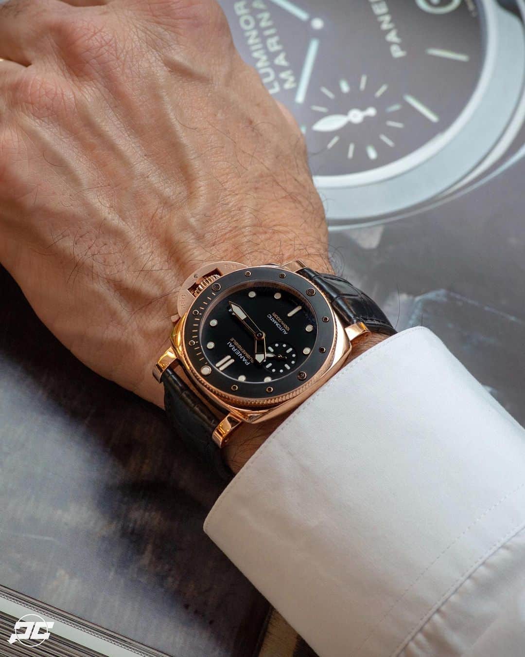 パネライのインスタグラム：「Would you rock this Goldtech #Panerai #PAM974 42mm Submersible with ceramic bezel? Or is it a pass for you? #paneraicentral」