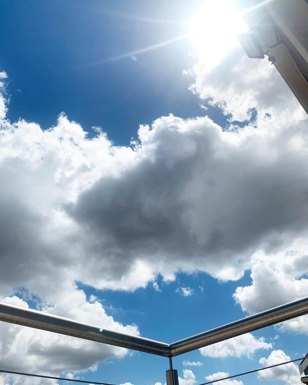 ズザンナ・ヤカボスのインスタグラム：「🌤」